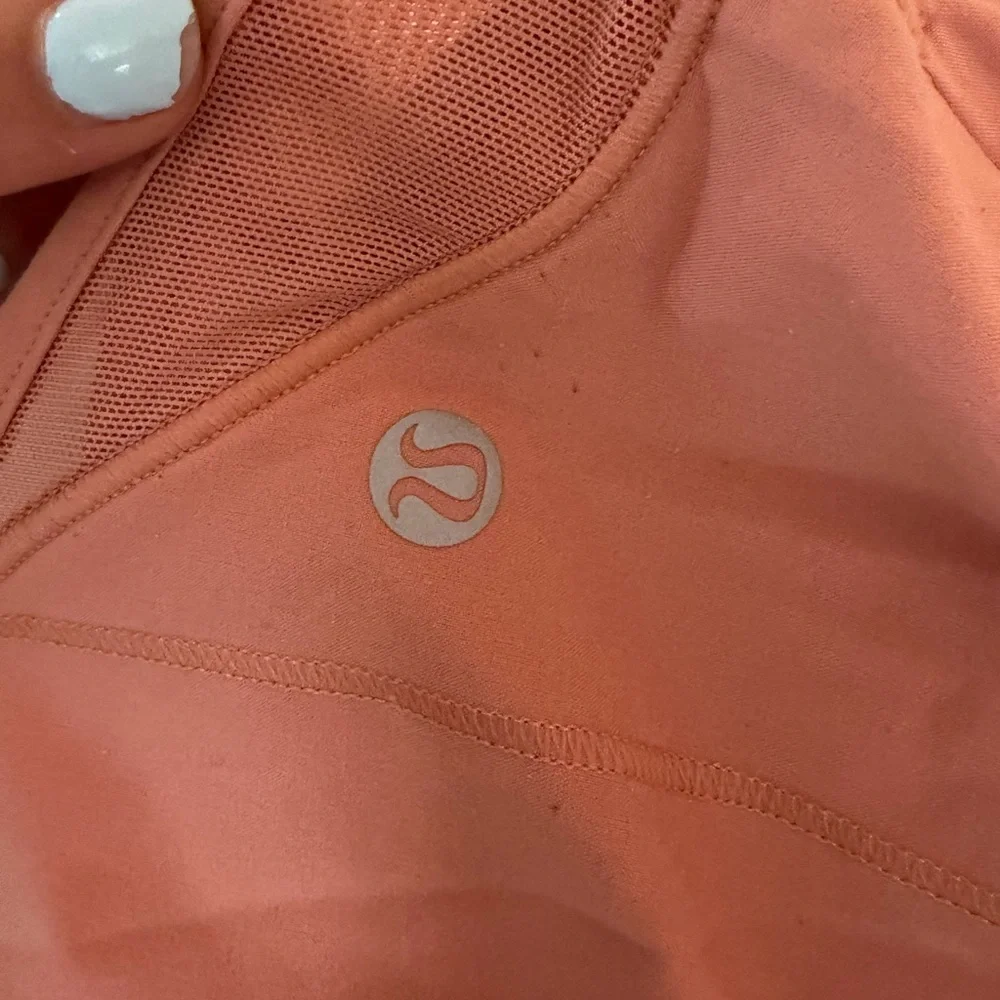Lululemon 2.5 inch hotty hot shorts size 4